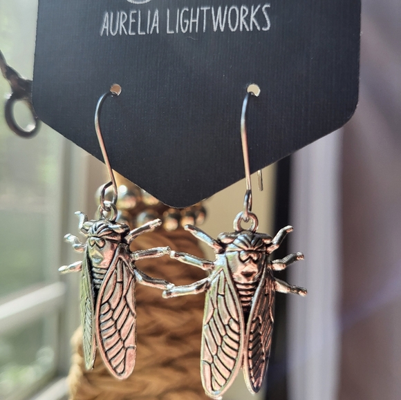 Silvertone cicada dangle earrings - Picture 2 of 8